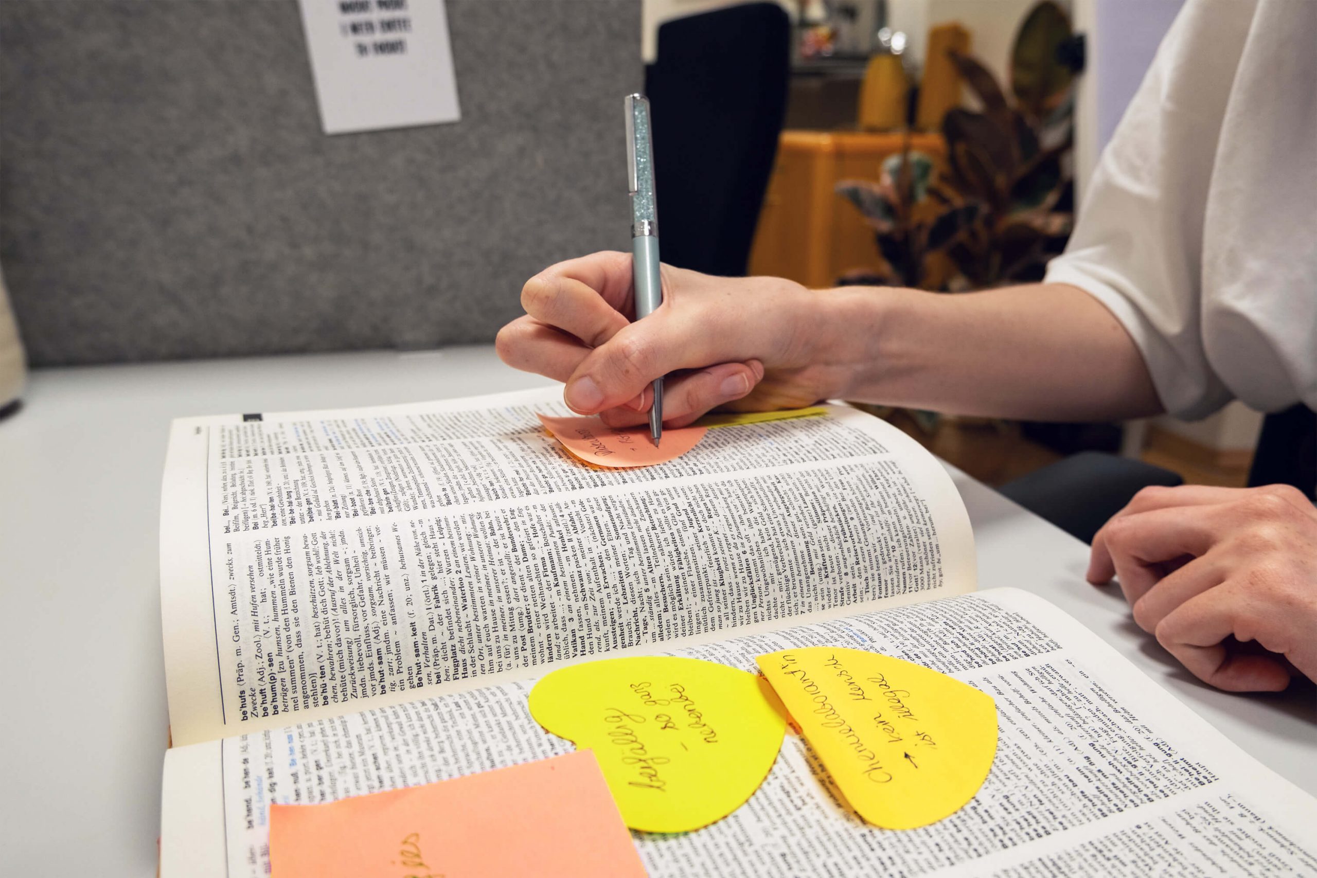 Wissenschaftslektorat-Studentin-schreibt-ihre-Abschlussarbeit-im-Coworking-im-COWork-Muenster-dem-Coworking-Space-im-Kuhviertel